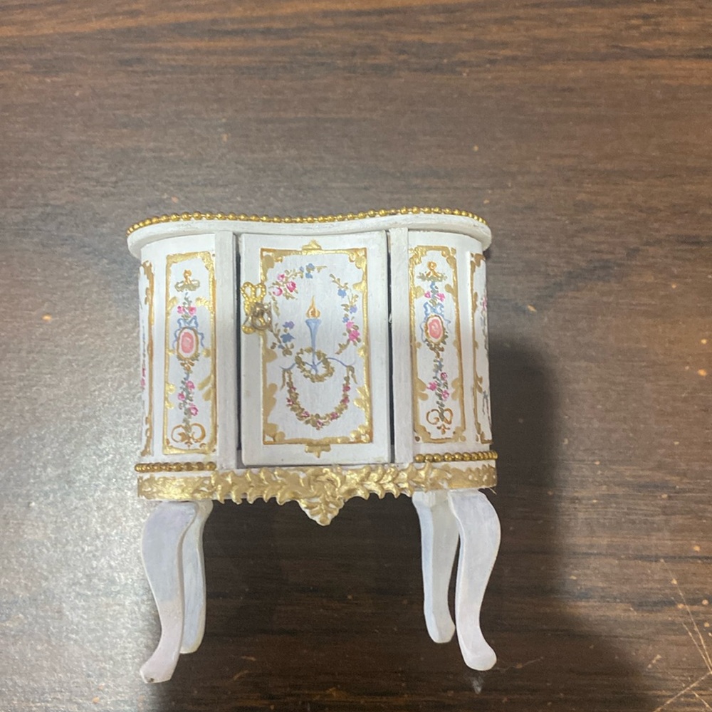 I am selling an extremely rare baroque miniature. This item is from Europe.